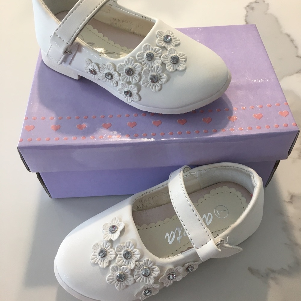 Toddlers girls size 7 white dress shoes